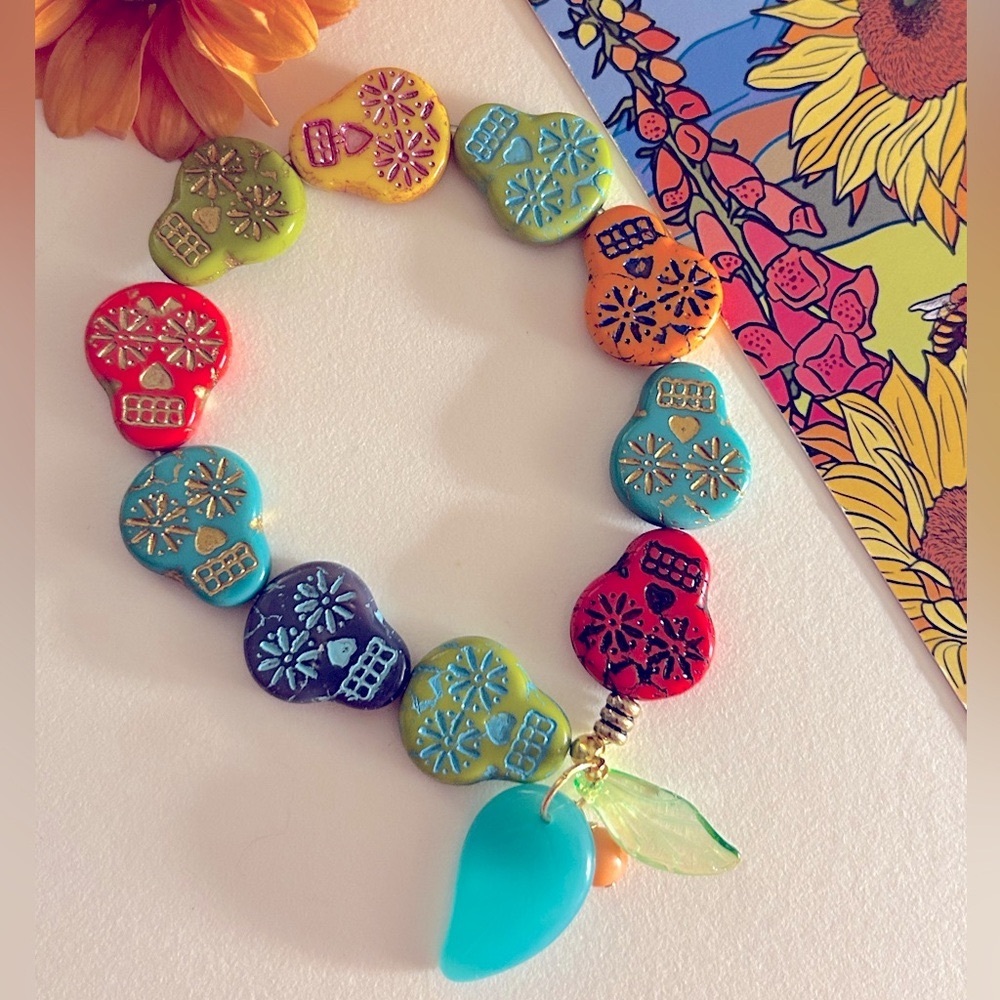 NWOT Stretch bracelet Skulls Czech Glass, w Turquoise & Green leaves, Coral bead